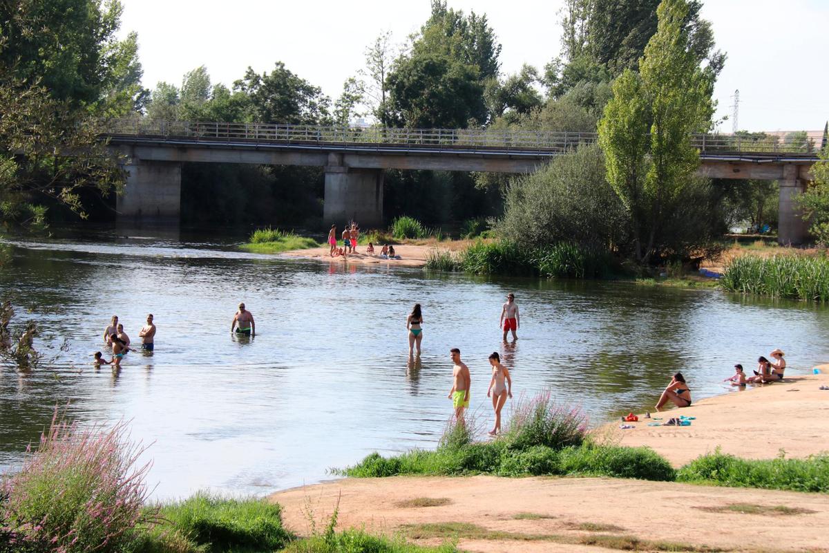 Bañistas el pasado domingo en una de las playas fluviales del Tormes a su paso por la localidad de Huerta