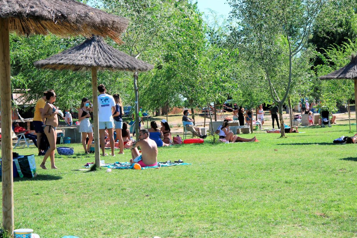 Gente pasando el domingo en las playas de la Dehesa de Alba