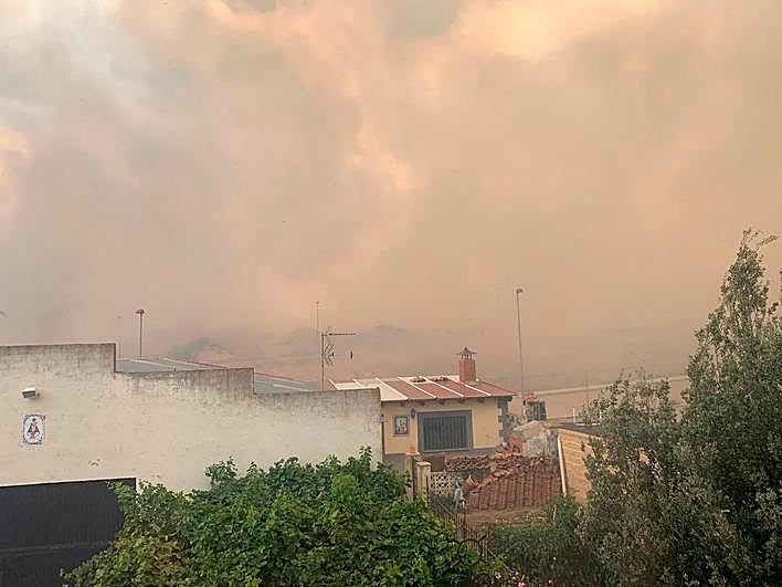 Las llamas se encuentran a pocos metros de las viviendas.