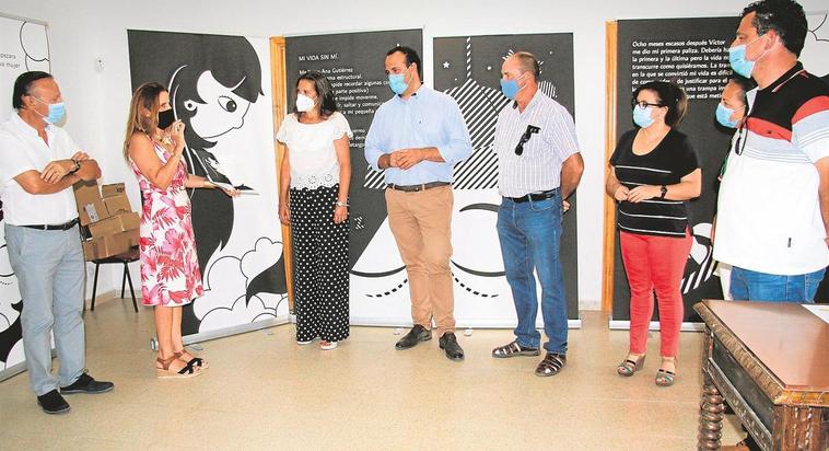 Román Hernández, Esther del Brío (explicando la exposición), Candelas González, David Mingo, Buenaventura Morales, María Jesús Madruga, Belén Salvador y Luciano Moro.