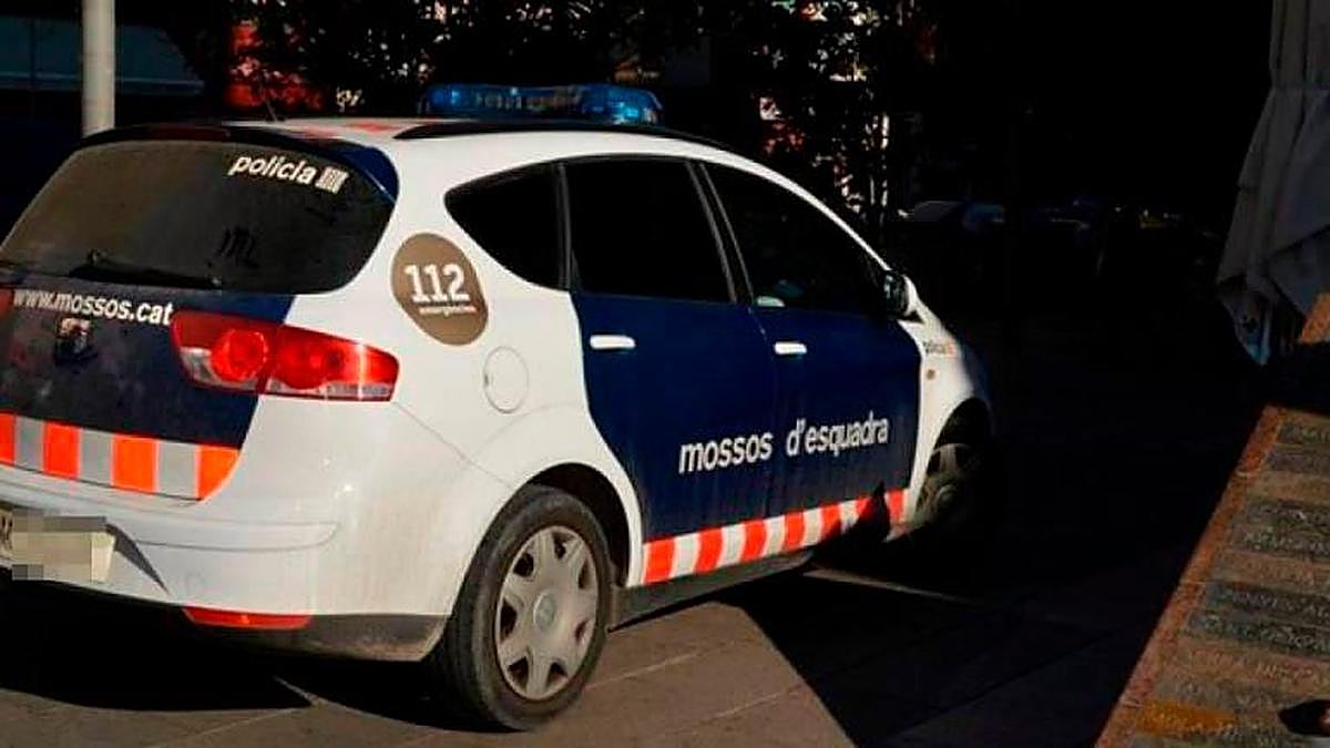 Algunos transeúntes recogieron el dinero que cayó al suelo.