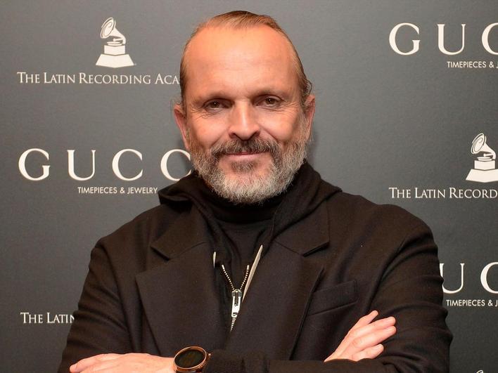 Miguel Bosé afirma que tiene un certificado médico que avala que no puede usar mascarilla.