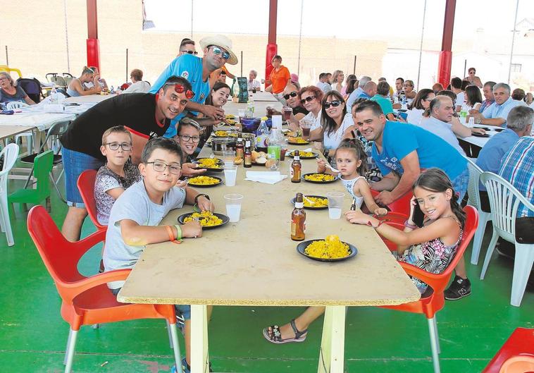 Familias en la tradicional paella de la localidad.