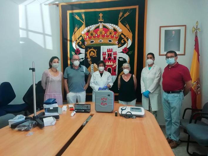 Autoridades y sanitarios durante la entrega de materiales.