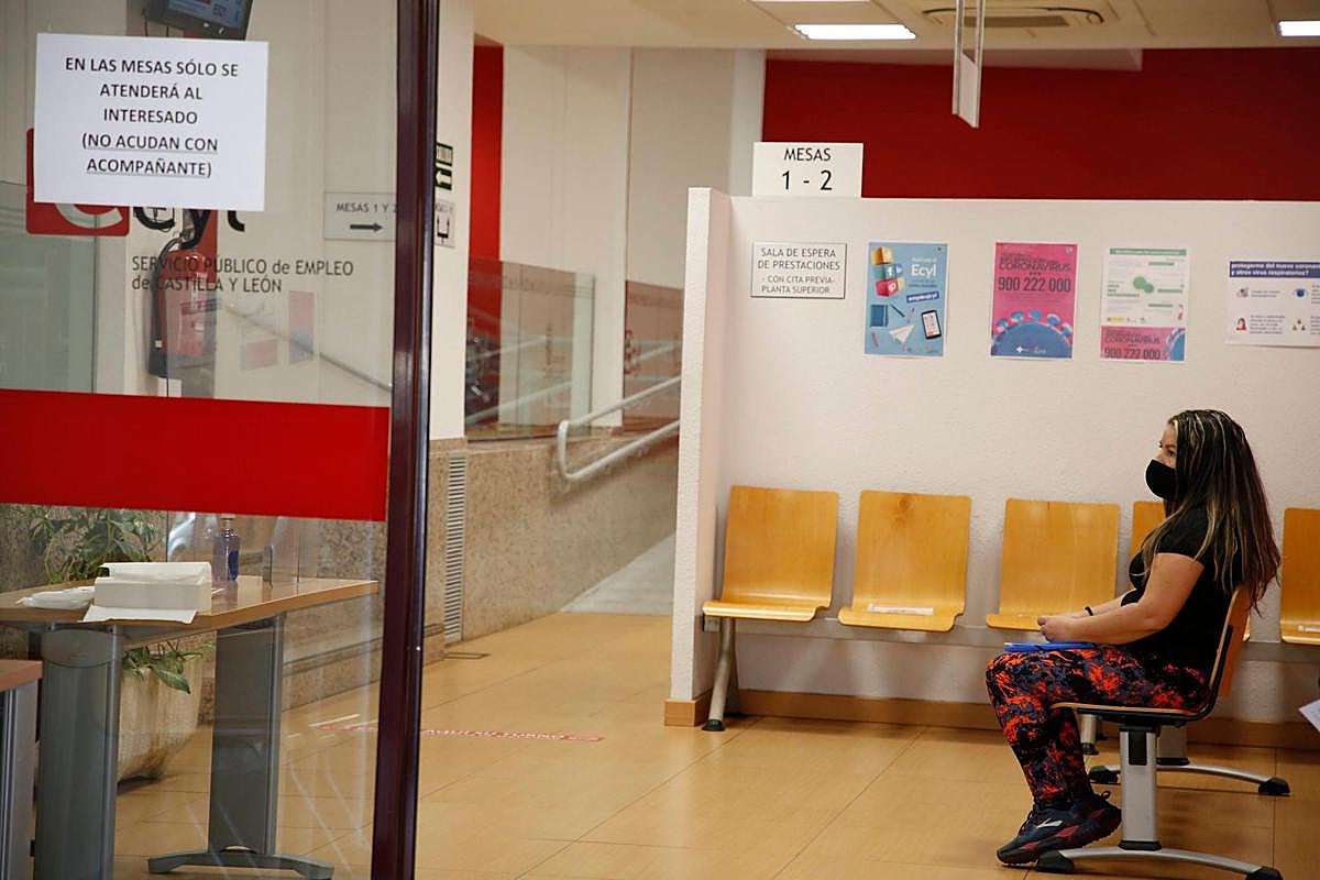 Una mujer esperando a ser atendida en la oficina de empleo del Ecyl en Salamanca.