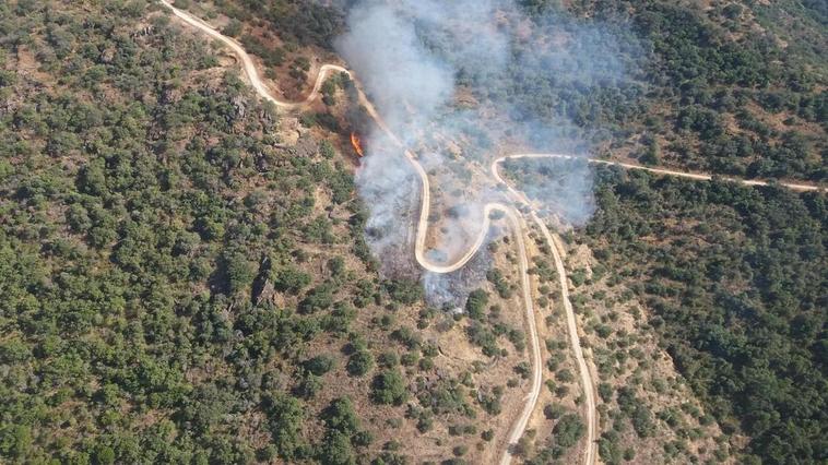 Vista del fuego de Saucelle desde uno de los helicópteros de extinción.