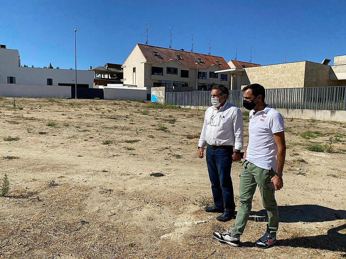 Los ediles Víctor Zato y Salvador Ruano en la parcela de las nuevas pistas.