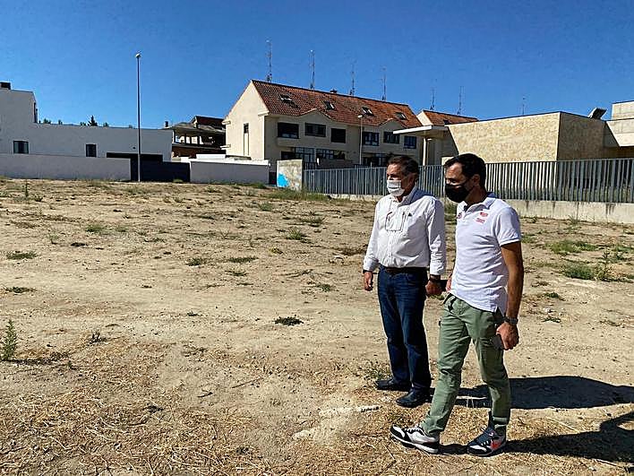 Los ediles Víctor Zato y Salvador Ruano en la parcela de las nuevas pistas.