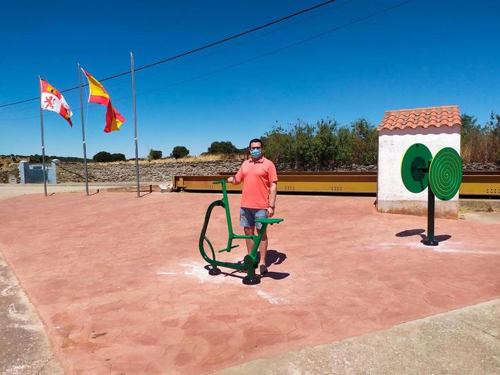 El alcalde, Jesús Ángel Sánchez, muestra la plaza reformada.