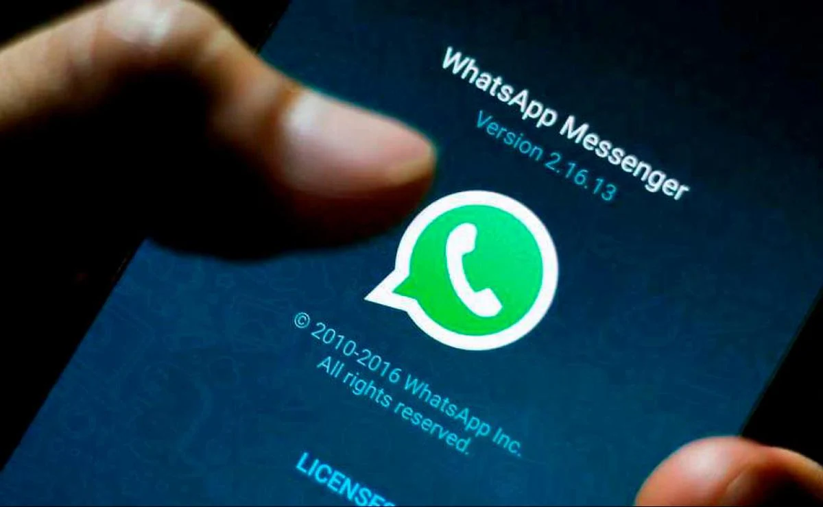 Un usuario instala WhatsApp en su teléfono móvil.