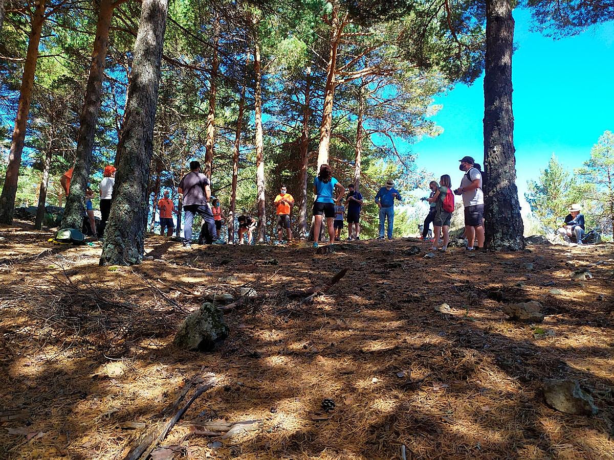Los participantes en la actividad conocieron el entorno de Candelario con un recorrido por parajes como la Cruz del Herrerito.