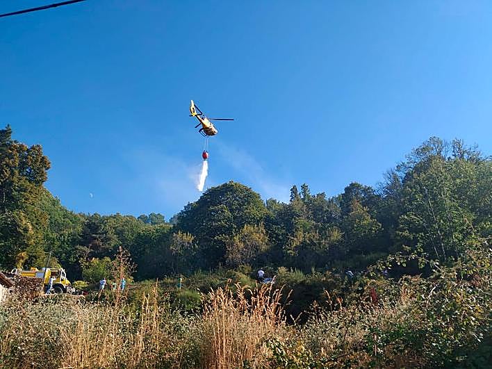 Un avión trabaja en la zona donde se ha declarado el fuego.