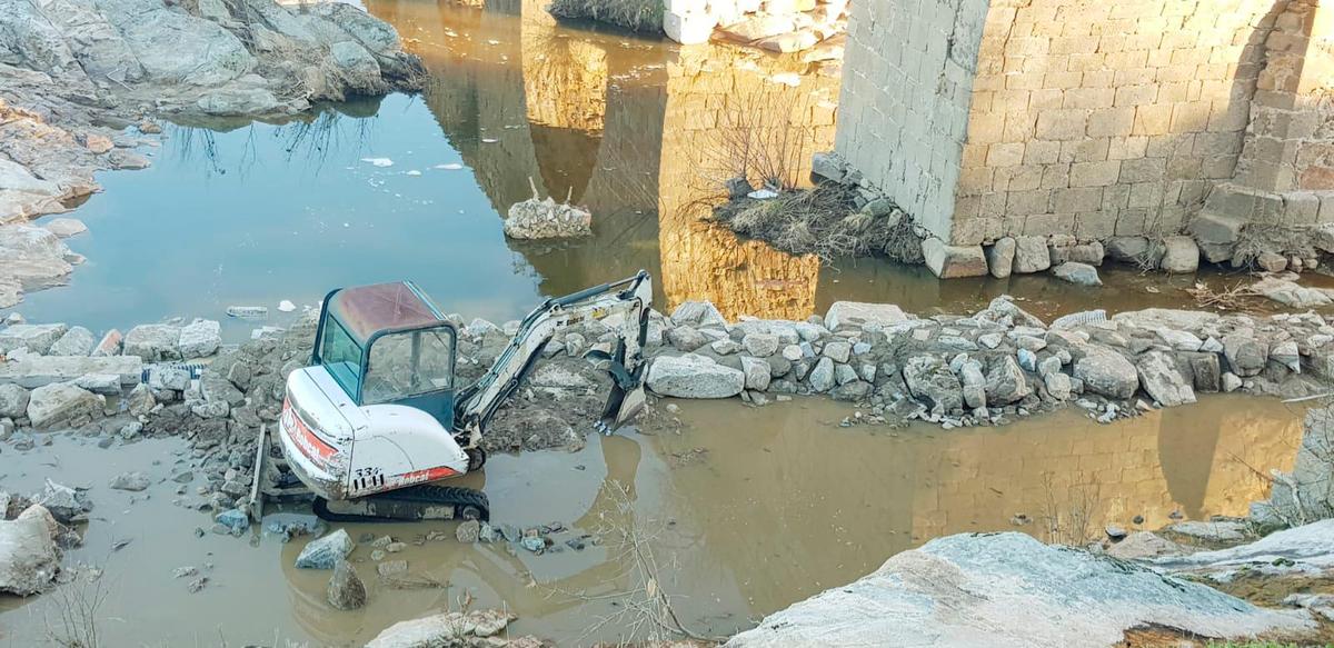 Trabajos emprendidos por el Ayuntamiento de Puente del Congosto para recuperar el alcantarillado.