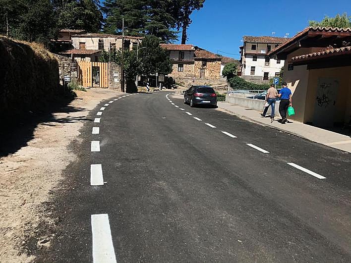 Imagen del nuevo asfaltado en el acceso a Candelario por El Chorrillo.