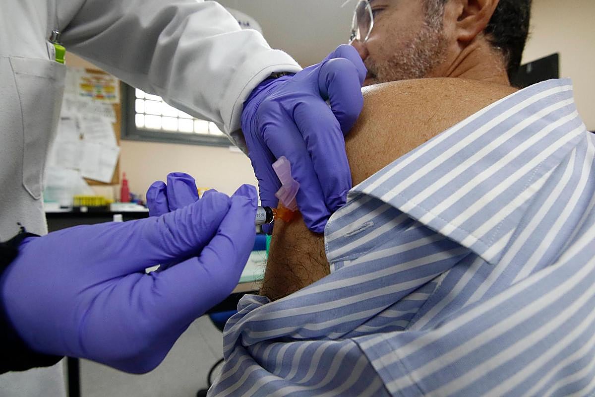 Un hombre recibe la vacuna de la gripe.