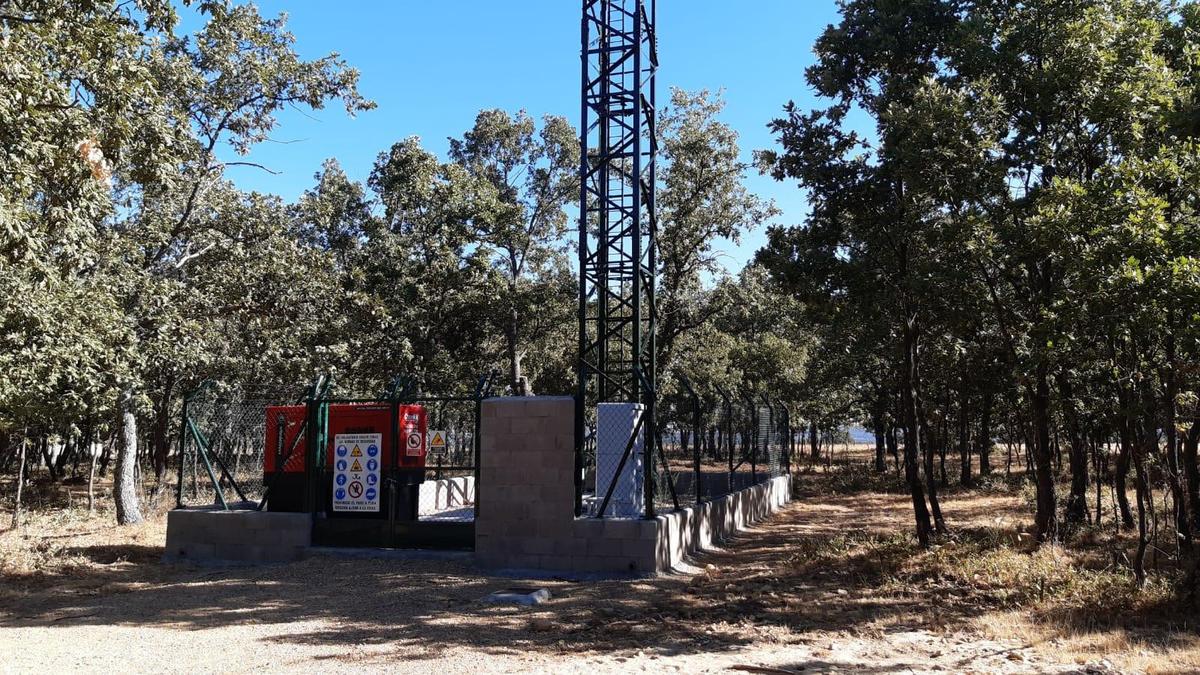 Estación base de telefonía levantada en enero pero todavía no finalizada para dar servicio a El Maíllo.