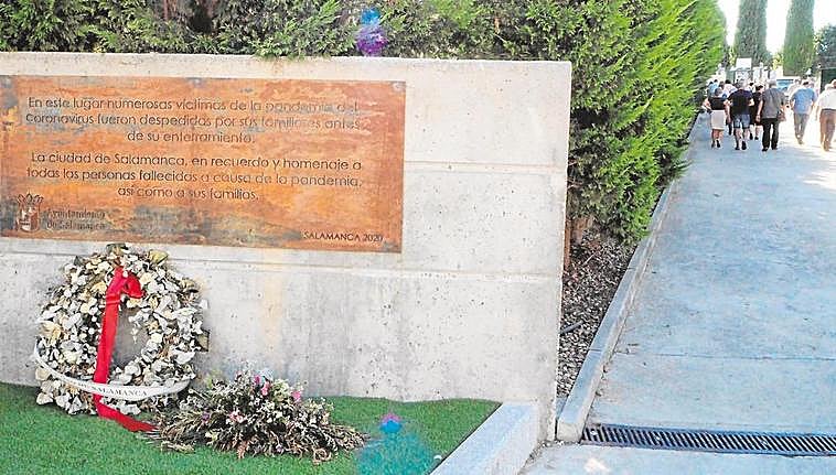 Placa en recuerdo de los fallecidos durante la pandemia.