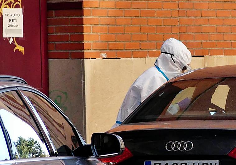 Un sanitario realiza un test PCR en el centra de salud de La Alamedilla.