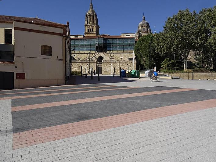 Un cambio de color en el pavimento de la plaza del Mercado Viejo.