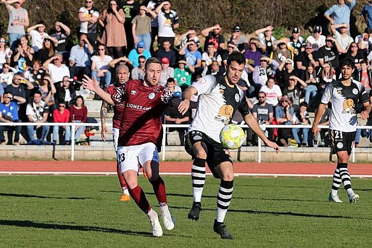 Sergio Molina y De la Nava pugnan por un balón en el último derbi.