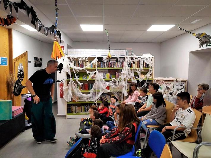 Fiesta de Halloween con cuentacuentos en San Cristobal de la Sierra.