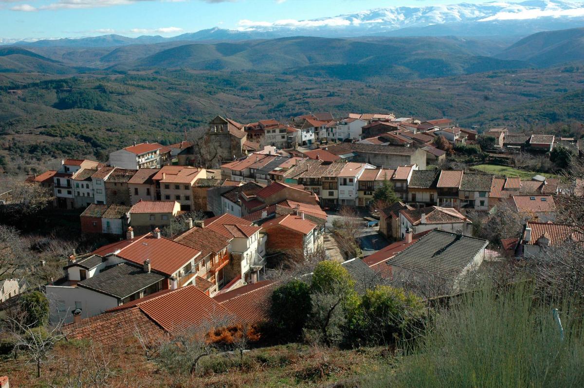 Vista general del núcleo urbano del municipio serrano de Villanueva del Conde.