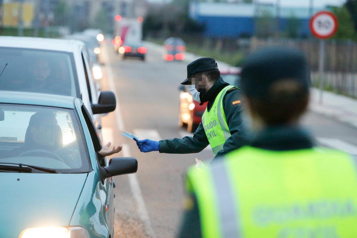 La Guardia Civil en uno de los accesos a la capital en una imagen de archivo.