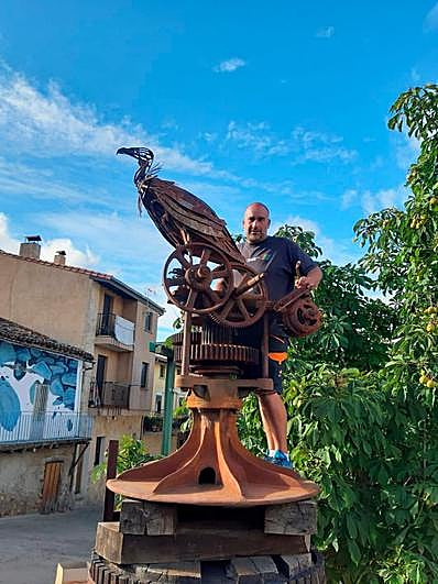 Félix Martín con la escultura creada para el proyecto “Grafittibuey”.