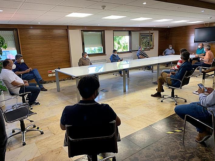 Agricultores y almacenistas durante el debate del cereal en la Lonja.