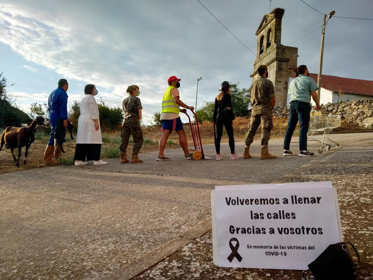 Berrocal de Salvatierra, y su homenaje a los “héroes” de esta pandemia, ha logrado el tercer premio de esta edición. Luciendo los uniformes de aquellos profesionales que llevan meses luchando para combatir el COVID-19, han posado acompañados de un cartel dando ánimo a todos los ciudadanos y recordando a los fallecidos.