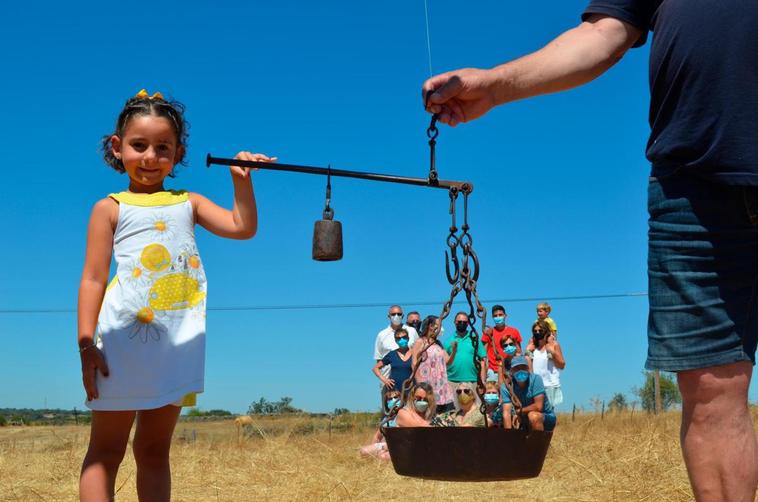 Fotografía ganadora de la décima edición de “Así somos en mi pueblo” realizada por los vecinos de Cespedosa de Agadones para recordar el “peso” de las semanas de confinamiento.