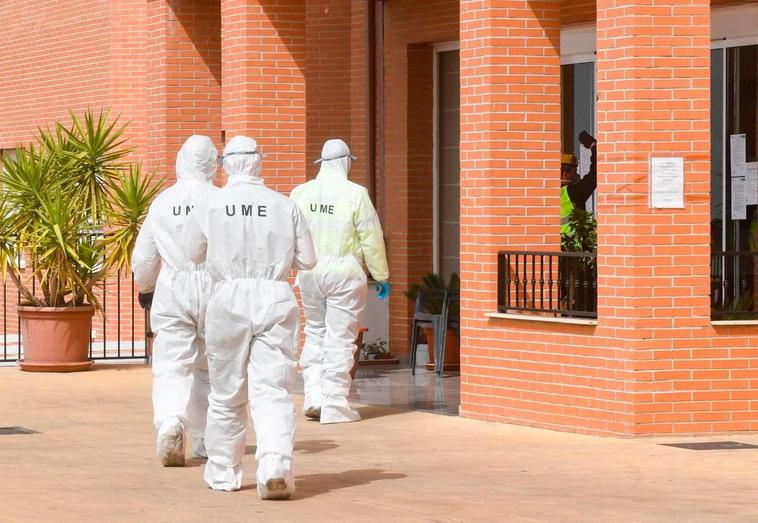 Miembros de la UME entrando en una residencia de mayores.