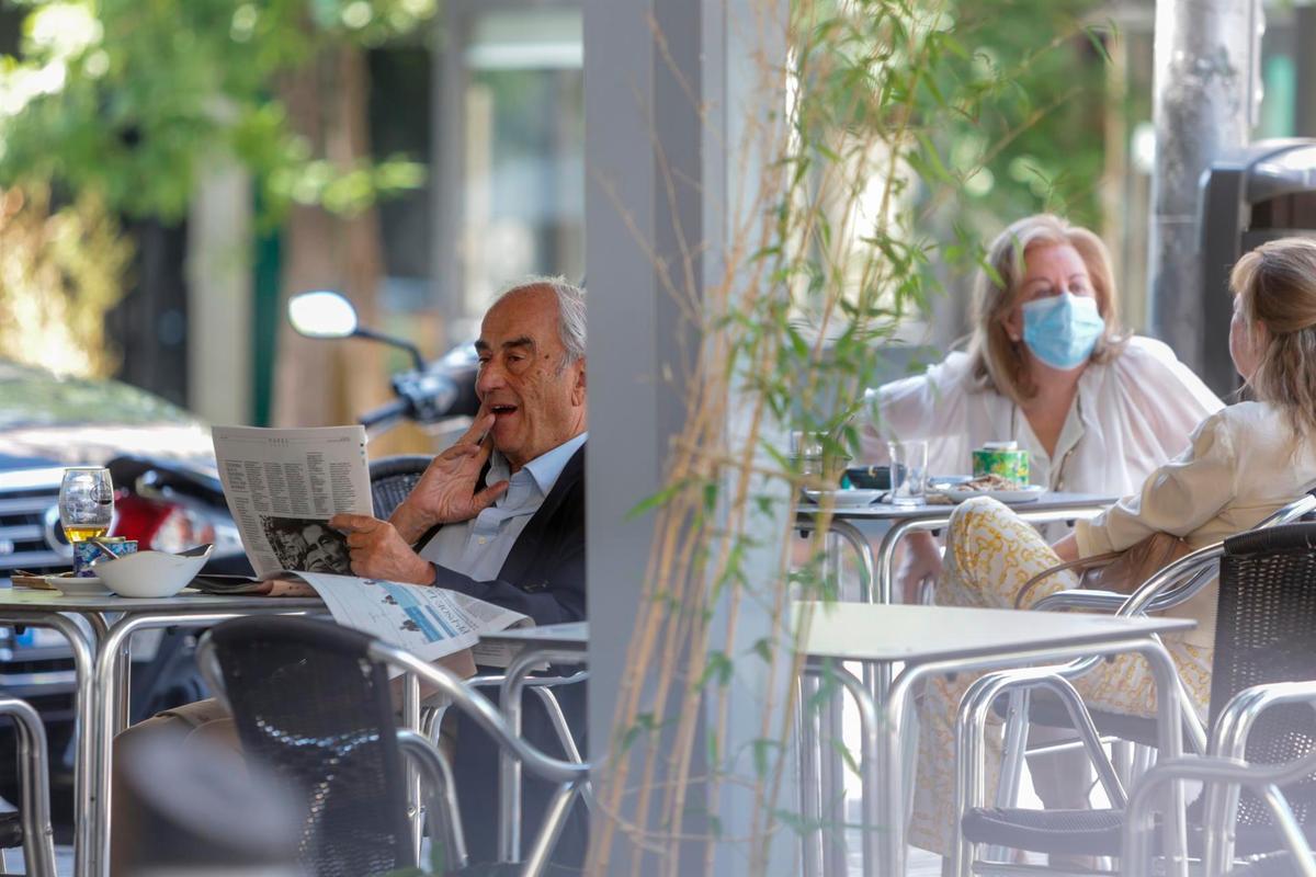 Varias personas en una terraza de un restaurante de Madrid.