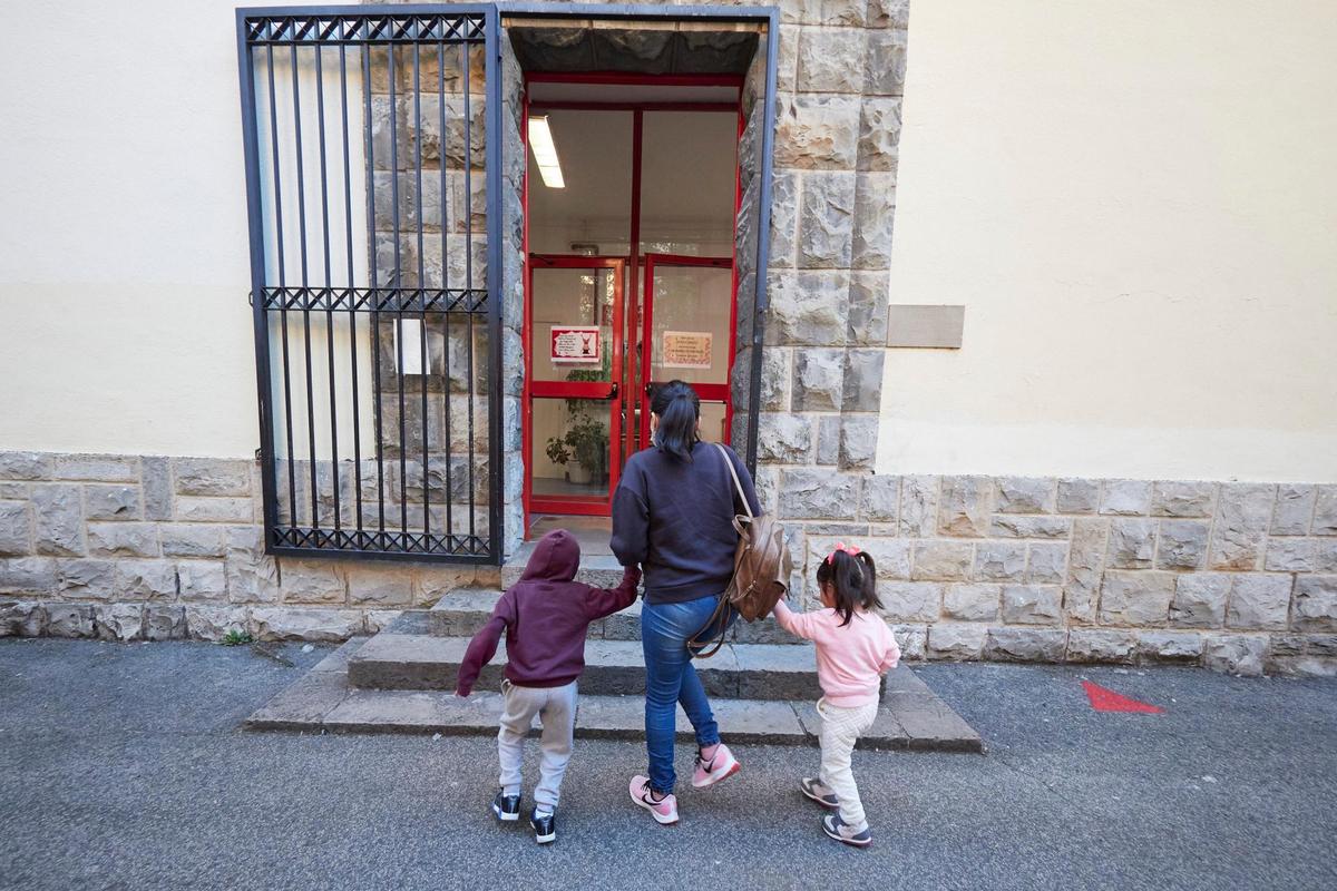 Dos niños entran en un colegio.