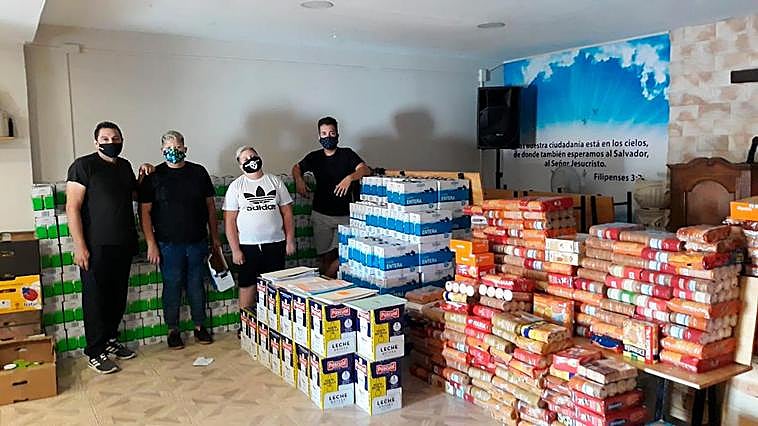 Miembros de Promoción Gitana durante el reparto de alimento a familias de la comunidad en situación de necesidad.