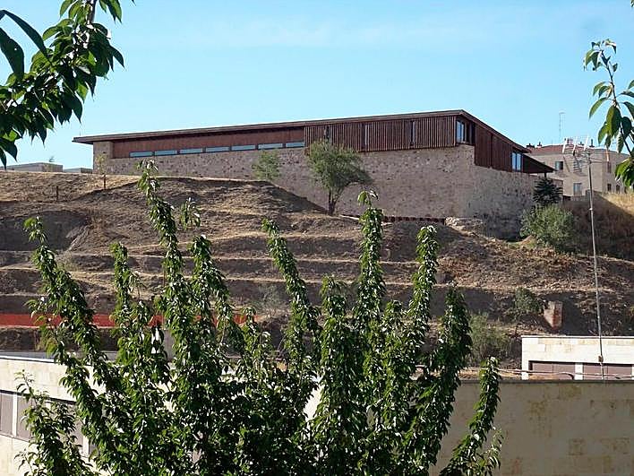 El edificio municipal que se alza en la parte más alta del Cerro de San Vicente