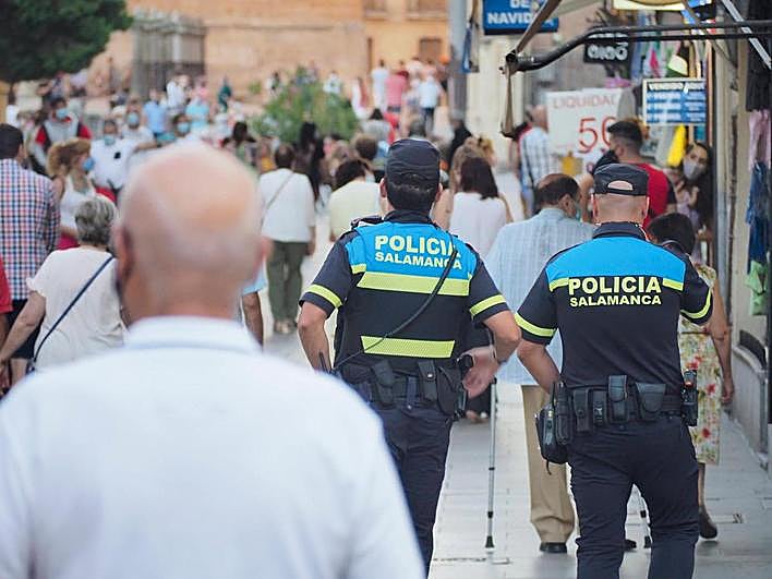 Policías locales controlando ayer el cumplimiento de las normas de prevención en el centro de la ciudad.