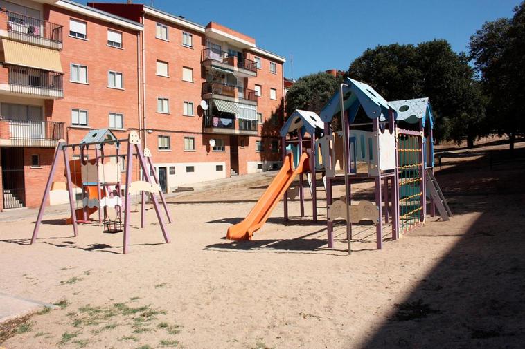 Uno de los parques de Terradillos todavía con el suelo de tierra.