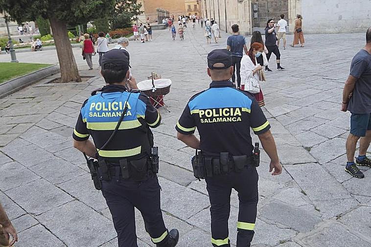 Policía Local patrullando en el entorno de la Catedral.