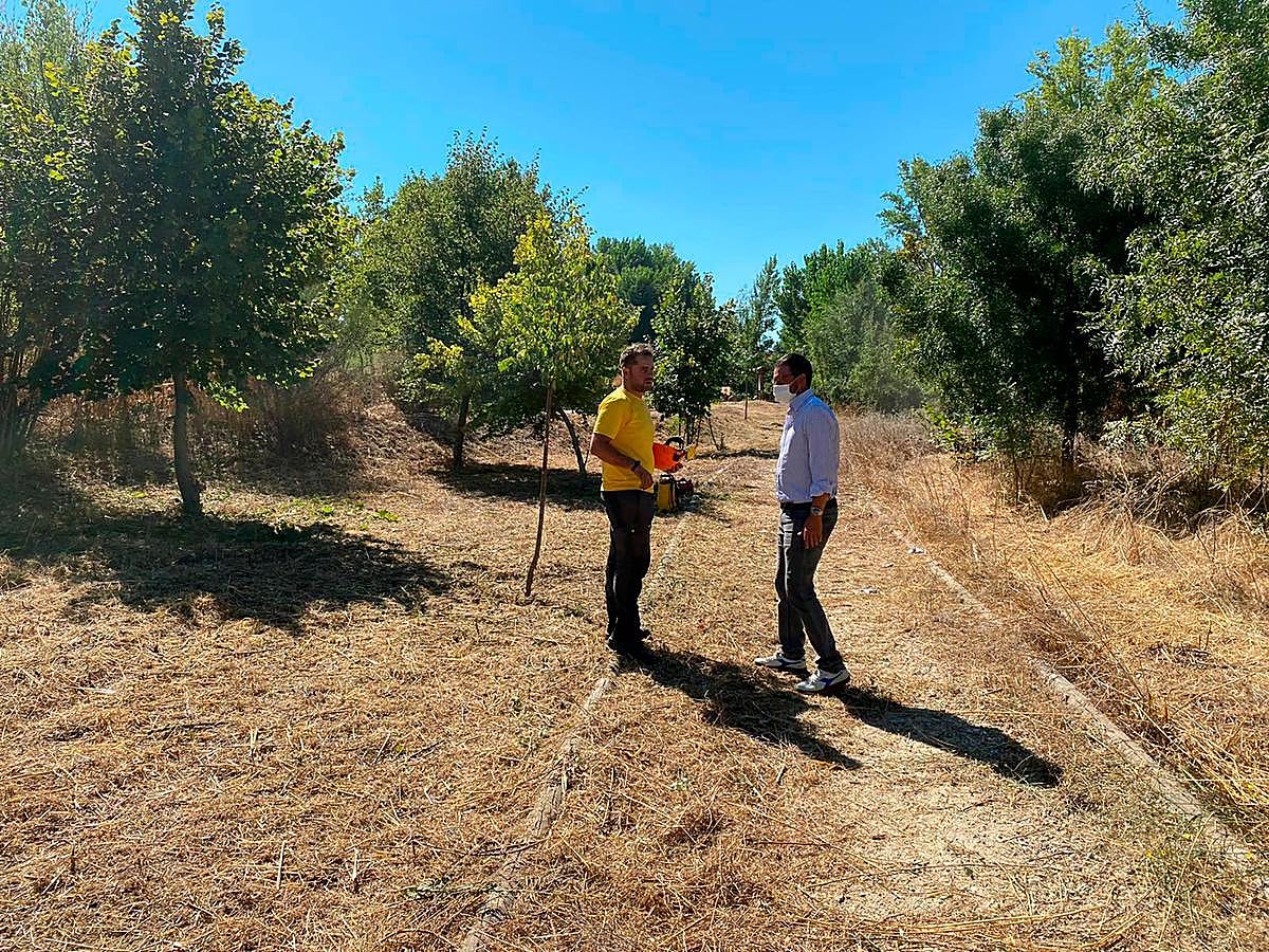 El alcalde de Villamayor, Ángel Peralvo, visita la zona que se va a acondicionar .