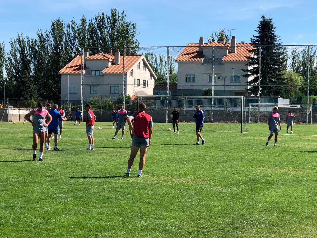 El técnico Sergio Egea da instrucciones a su plantilla.