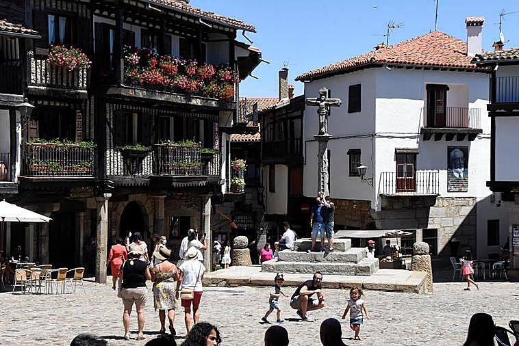 Turistas de todas las edades recorriendo y disfrutando de la Plaza Mayor de La Alberca durante este verano.