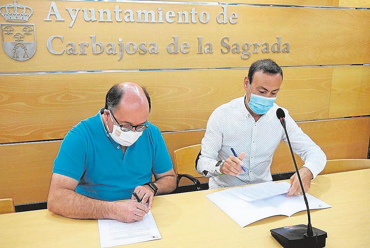 El presidente de Proyecto Hombre, Manuel Muiños, y el alcalde de Carbajosa, Pedro Samuel Martín.