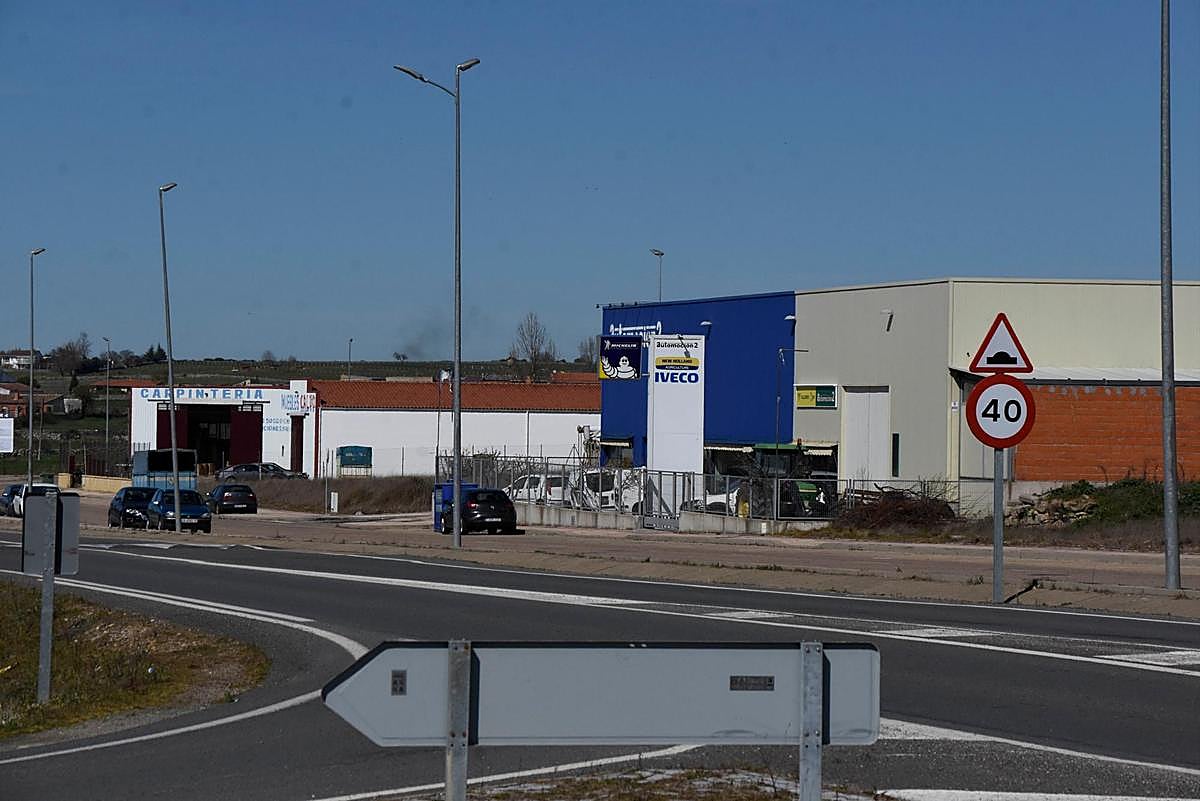 Acceso al polígono industrial de Vitigudino que se verá mejorado próximamente por la Junta con nuevas rotondas.