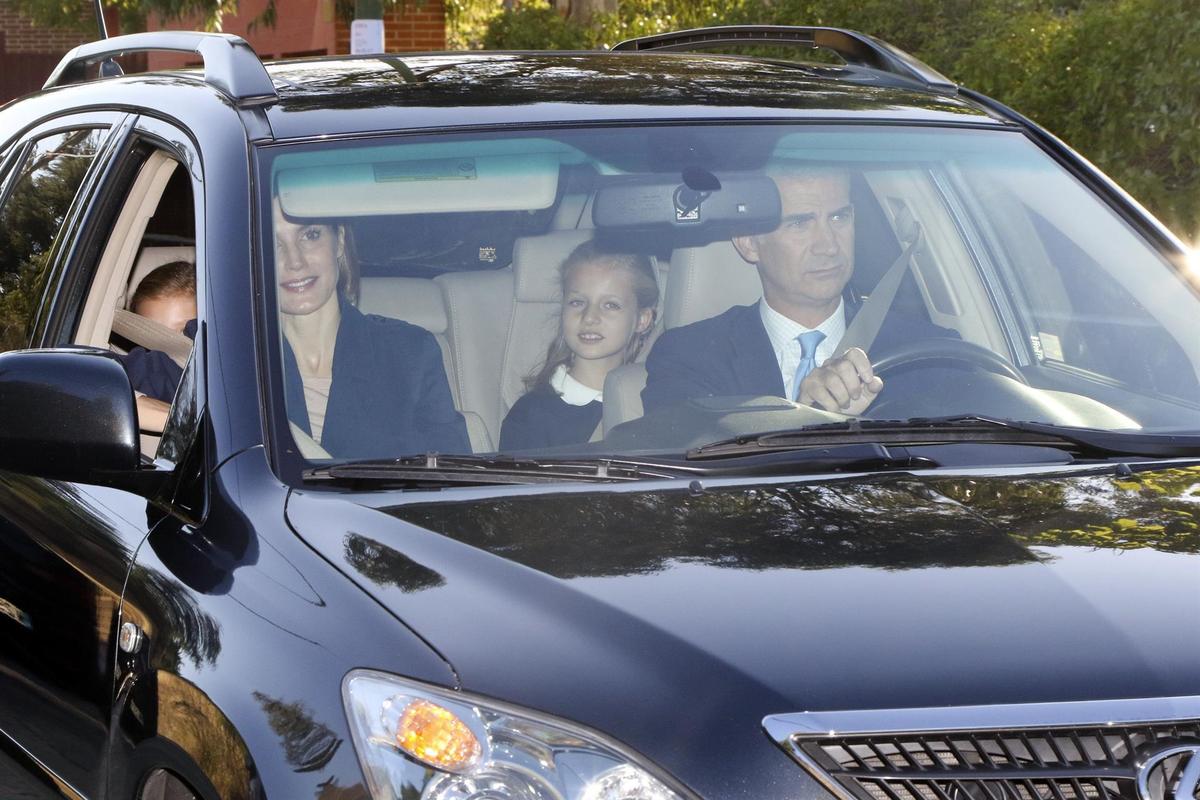 Los Reyes llevando a sus hijas al colegio.