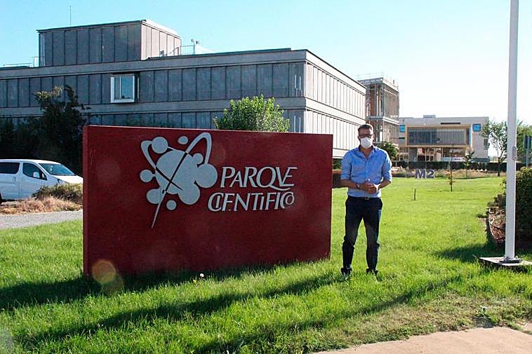 El alcalde de Villamayor, Ángel Peralvo, junto al acceso principal al parque científico y empresarial.