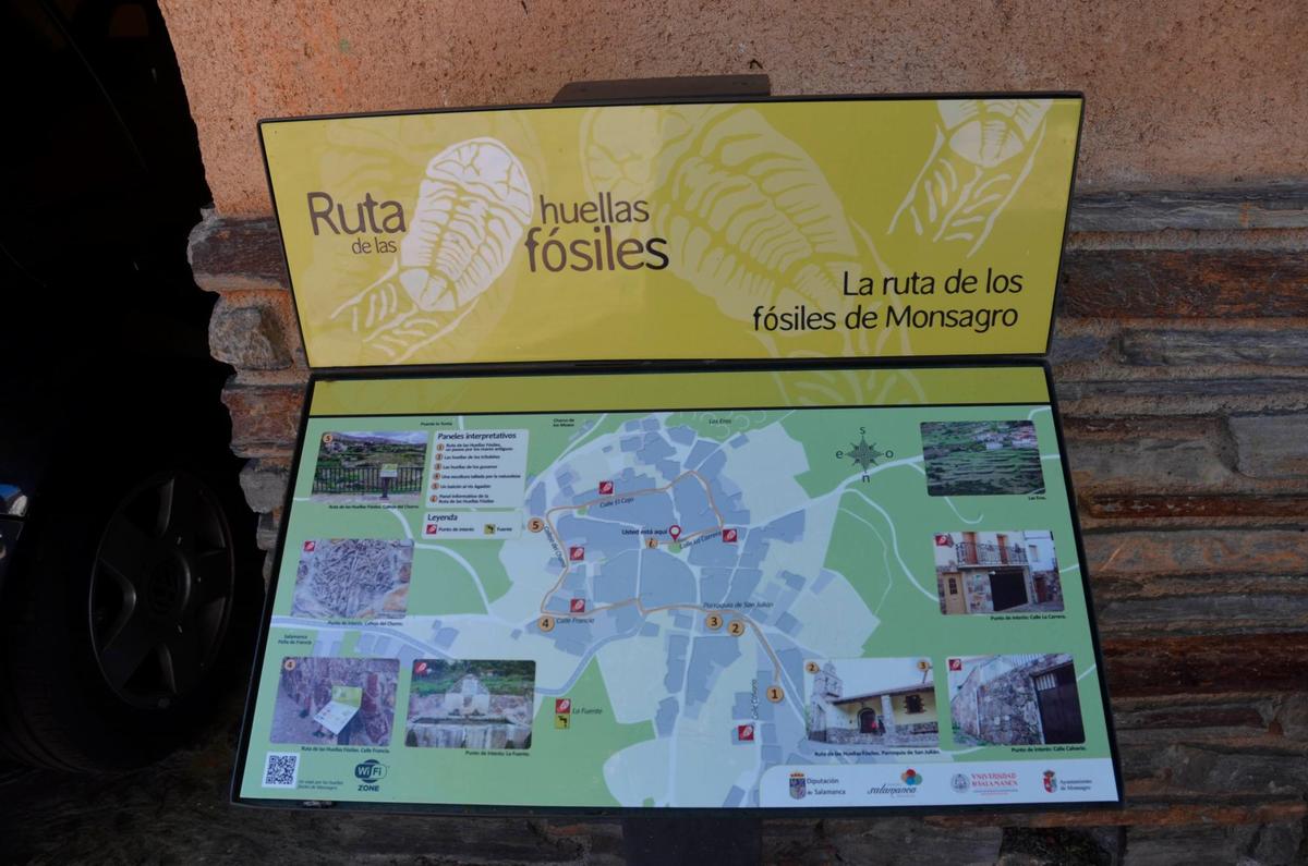 Panel explicativo en el arranque de la “Ruta de las Huellas Fósiles”.