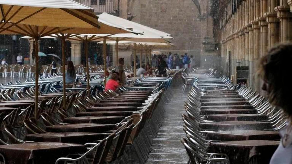 Imagen de archivo de un día de lluvia en la Plaza Mayor de Salamanca.