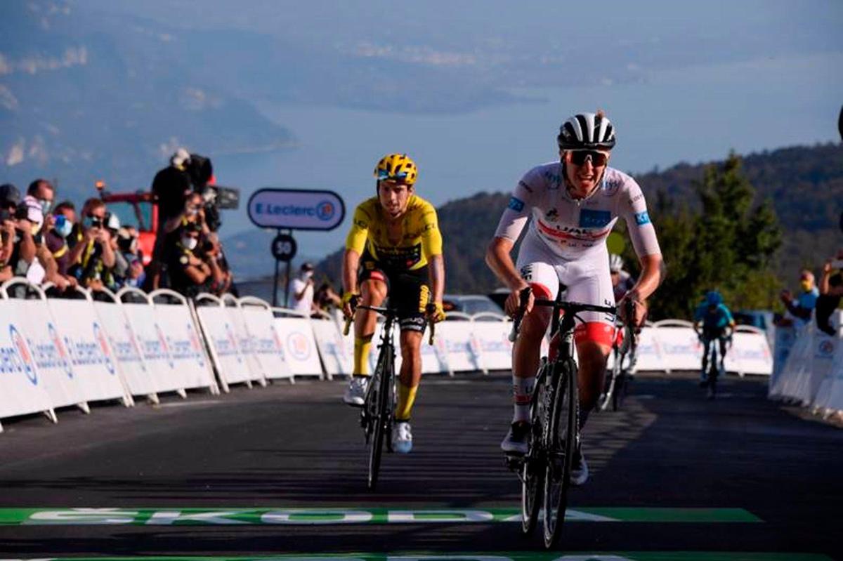 Tadej Pogacar se impone en el esprint a Primoz Roglic en el Grand Colombier en el Tour 2020.