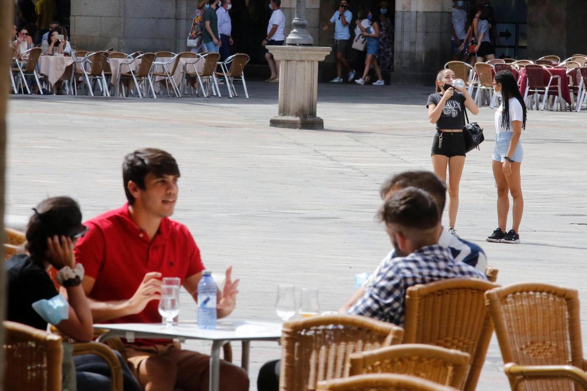 Jóvenes refrescándose en la Plaza Mayor.